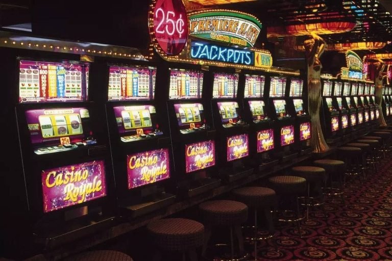 Gambaran utama sportsbook, slot online dan kasino live di platform gacormega